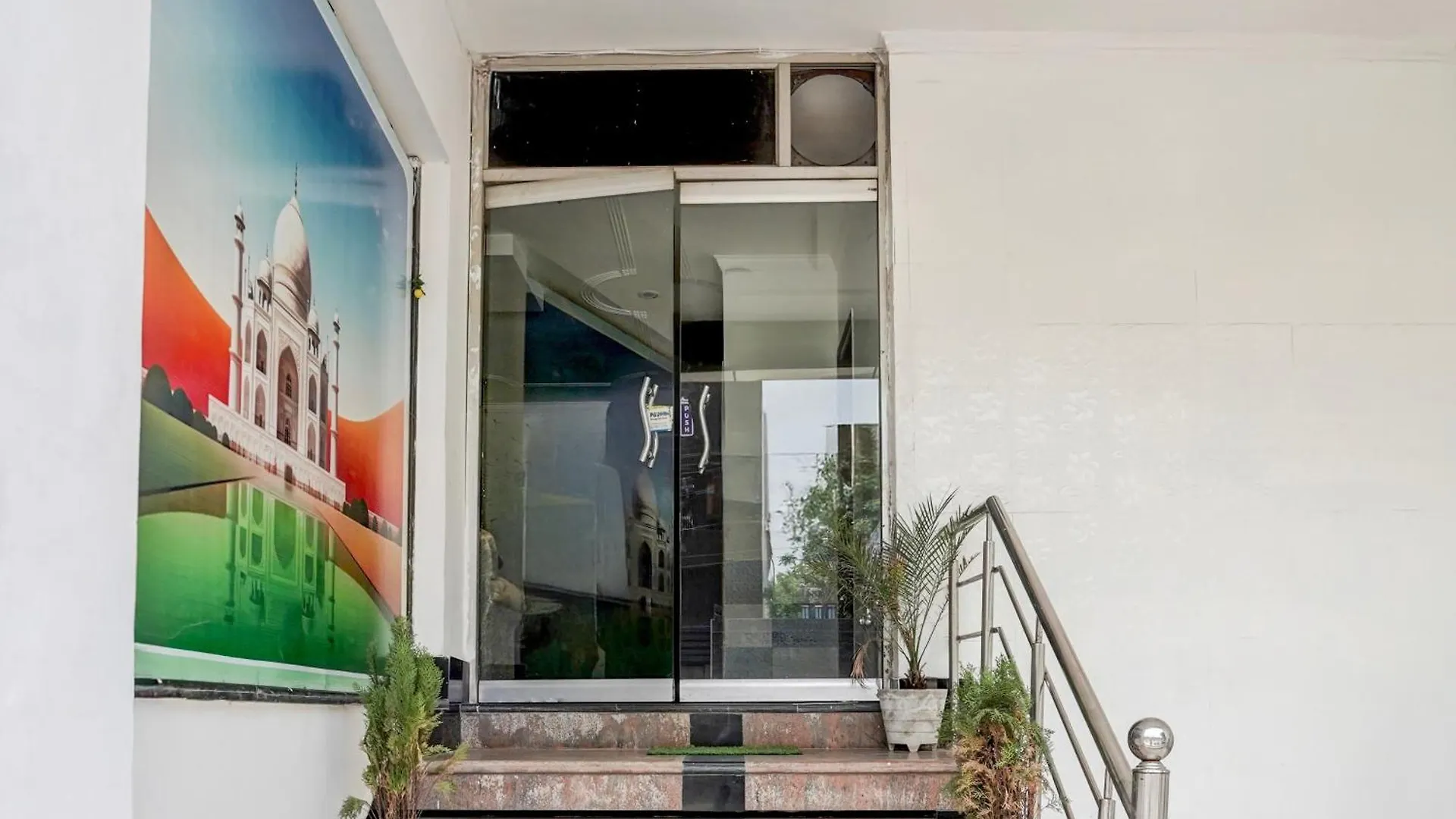 Hotel O Shilpgram Formerly Hotel Rk Palace آغْرا الهند